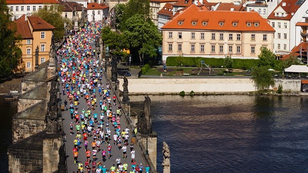 Praskho maratonu se zastnilo vce ne deset tisc bc.