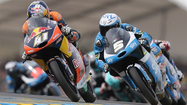 Vtz kategorie Moto3 Brad Binder z Jihoafrick republiky (vlevo) ped druhm Romanem Fenatim z Itlie (vpravo) bhem Velk ceny Francie v Le Mans.