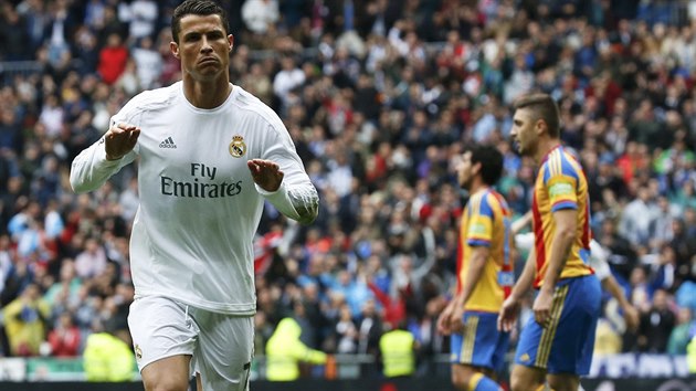 Stelec Realu Madrid Cristiano Ronaldo se raduje z glu proti Valencii.