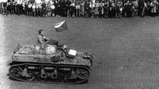 Povstaleck lehk tank Renault AMR 35 na povlen vojensk pehldce