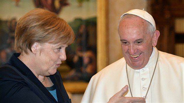 Angela Merkelov pi setkn s papeem ped slavnostnm udlenm ceny Karla Velikho (6. kvtna)