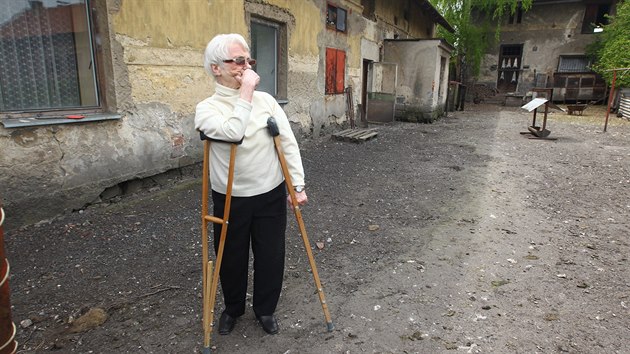 Zdena Manov na chtrajcm statku v Loanech na Kolnsku, o nj se dlouh lta soud (3. kvtna 2016)