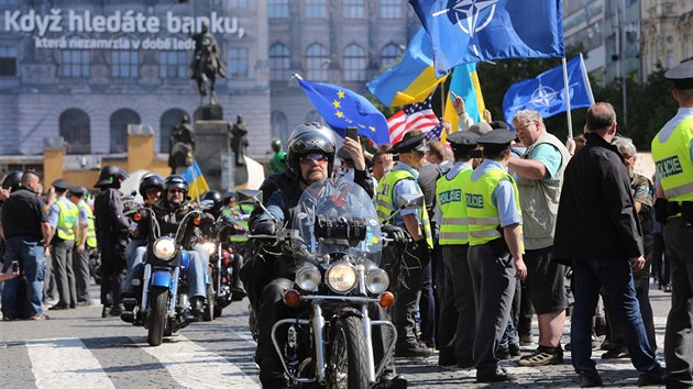 Rut motorki Noni vlci dorazili na prask Vclavsk nmst, kde proti jejich jzd protestovaly destky lid (7. kvtna 2016)