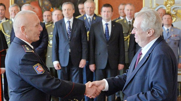 Prezident Milo Zeman (vpravo) jmenoval 7. kvtna v Praze nové generály. Vlevo...