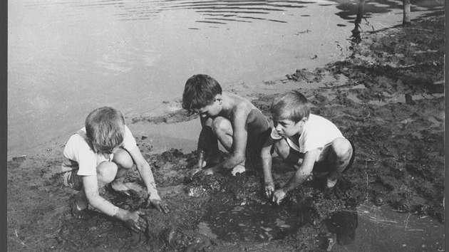 Chlapci hrajc si na behu Pivovarskho rybnka, 40. lta 20. stolet.