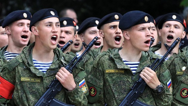 Rusko se pipravuje na vojenskou pehldku. Na snmku ncvik v Sevastopolu