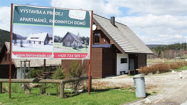 Apartmánové domy stojí na okraji Borových Lad. Jejich obyvatelé to mají kousek do lesa nebo k meandrům Teplé Vltavy.