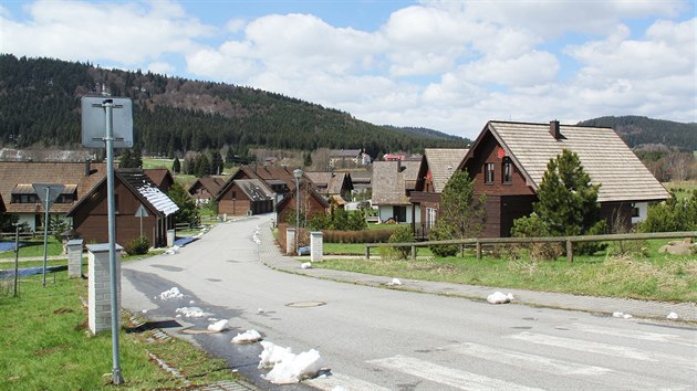 Apartmnov domy stoj na okraji Borovch Lad. Jejich obyvatel to maj kousek do lesa nebo k meandrm Tepl Vltavy.