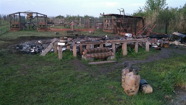 Poblíž Valtic shořela chatka s karavanem, uvnitř něj hasiči objevili torzo mužského těla.