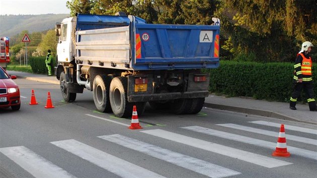 Nkladn vz v Pedklte srazil na pechodu dvku. Ta s tkmi zrannmi skonila v nemocnici.