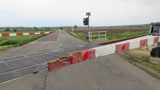 Kamion mezi Sedlecem a Valticemi zstal stt na elezninm pejezdu. Ped vlakem se rozjel a na posledn chvli, pi tom prorazil zvoru.