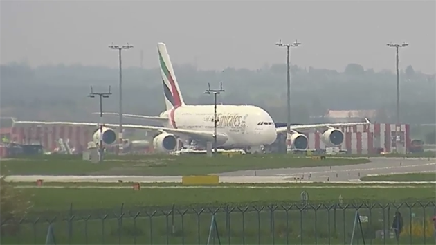 A380 po pistn na Letiti Vclava Havla 1.5.2016.
