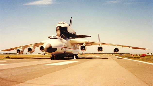 Antonov s raketoplnem Buran na zdech