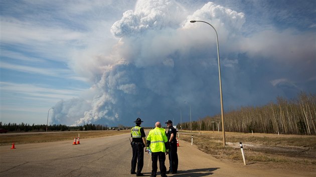 Lesn por vyhnal z domov vechny obyvatele kanadskho msta Fort McMurray. (5. kvtna 2016)