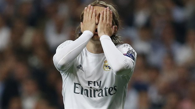 Luka Modri z Realu Madrid schovv obliej v dlanch pot, co v semifinle Ligy mistr proti Manchesteru City nepromnil velkou anci.