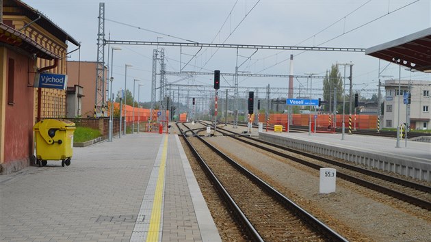 Souč&aacute;st&iacute; modernizace železnice byla i stavba v&yacute;tahů, &uacute;pravy podchodů a n&aacute;stupi&scaron;tě na n&aacute;draž&iacute; ve Vesel&iacute;.