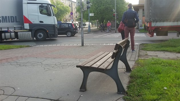 U frekventovan silnice ekaj chodci i cyklist. Lavika m ulevit hlavn seniorm.