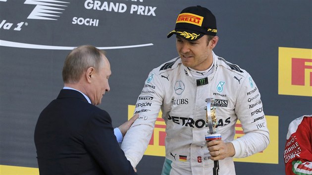 Vladimr Putin gratuluje Nicu Rosbergovi za vtzstv ve Velk cen Ruska.