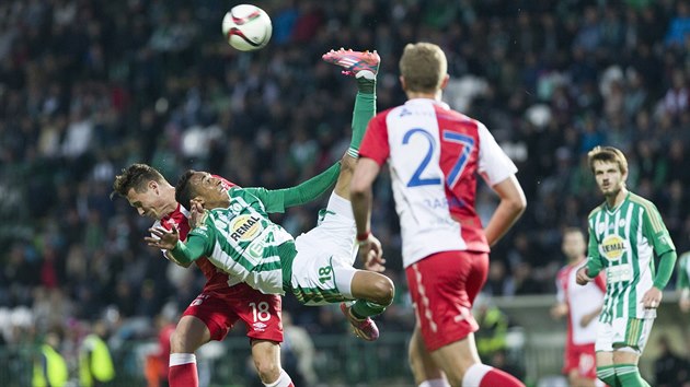 Jhon Mosquera se pokou o zakonen nkami v zpase proti Slavii.