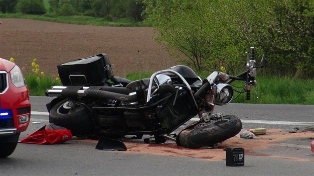 Na kiovatce u eskho Brodu se srazilo auto s motorkou (3.5.2016).