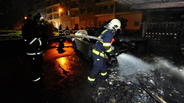 Neznm h zaplil kontejnery v Praze 7, ohe se rozil na zaparkovan auta (7.5.2016).