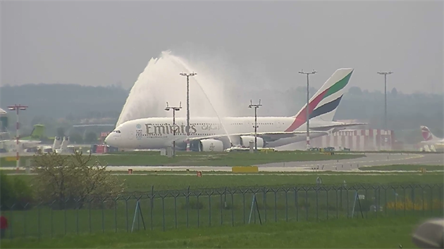 Prvn z mnoha budoucch plet A380 na lince DXB-PRG. Letadlo vtaj proudy vody.
