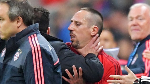 Franck Ribry z Bayernu Mnichov se sna uklidnit trenra Diega Simeoneho z Atltika Madrid.