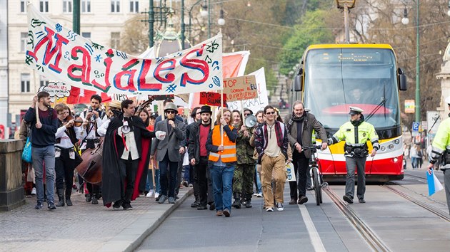 Prat studenti slav Majles alegorickm prvodem.(1.5.2016)