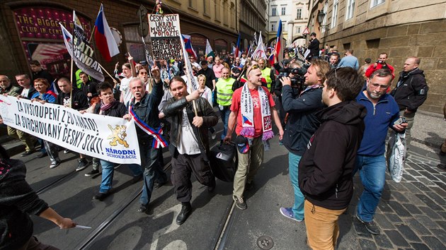 Průvod pořádaný Národní demokracií směřoval ke Slovanskému ostrovu. (1.5.2016)