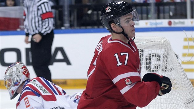 Kanadsk hokejista Connor McDavid pot, co pekonal eskho glmana Dominika Furcha.
