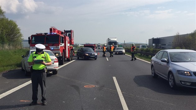 V ter rno se na dlnici D5 u obce ebrk na Berounsku srazil kamion se tymi auty, dva lid se lehce zranili. (3.5.2015)