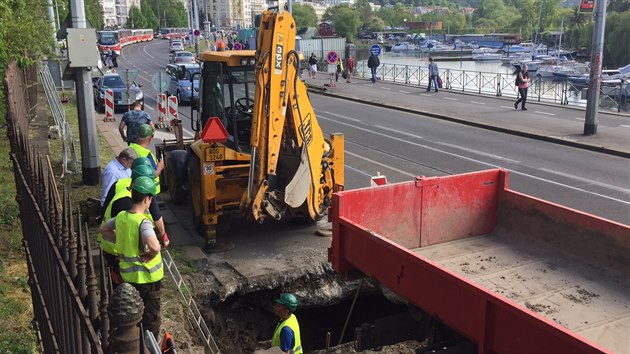 V praskm Podol prasklo vodovodn potrub a havrie zastavila i tramvaje slo 3, 7 a 21 (4.5.2016)