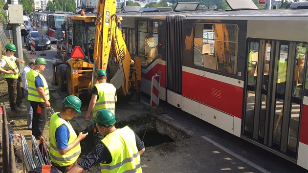 V praskm Podol prasklo vodovodn potrub a havrie zastavila i tramvaje slo 3, 7 a 21 (4.5.2016)