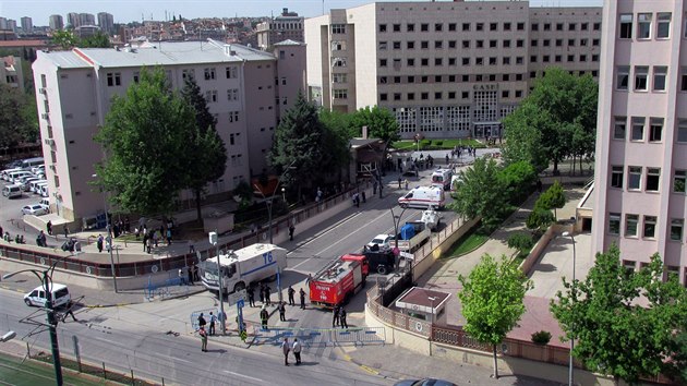 Pi nedlnm bombovm toku na policejn stanici v tureckm mst Gaziantep zemel nejmn jeden lovk. Dalch 14 lid bylo zranno (1. kvtna 2016).