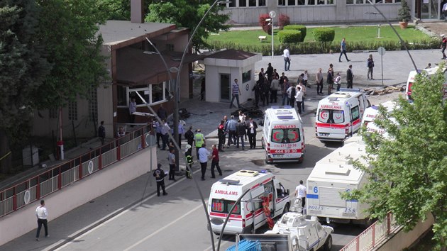 Pi nedlnm bombovm toku na policejn stanici v tureckm mst Gaziantep zemel nejmn jeden lovk. Dalch 14 lid bylo zranno (1. kvtna 2016).