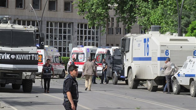 Pi nedlnm bombovm toku na policejn stanici v tureckm mst Gaziantep zemel nejmn jeden lovk. Dalch 14 lid bylo zranno (1. kvtna 2016).