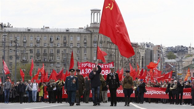 Na prvomjovm prvodu v Moskv se seli i pznivci komunistick strany (1. kvtna 2016).