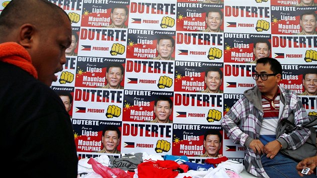 Pedvolebn przkumy Duterteovi pedpovdaj zisk tetiny hlas, jeho pznivci skupuj trika s jeho podobiznou (9. kvtna 2016).