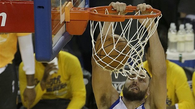 Andrew Bogut z Golden Stat zasmeoval do koe Portlandu.