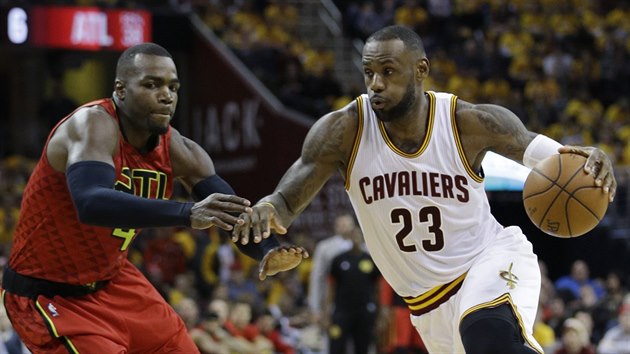 LeBron James (vpravo) z Clevelandu najd kolem Paula Millsapa z Atlanty.