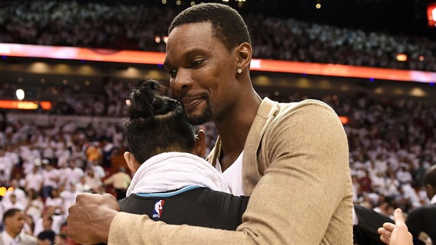 Chris Bosh (vpravo) z Miami se po konci srie prvnho kola play-off s Charlotte zdrav s Jeremym Linem.