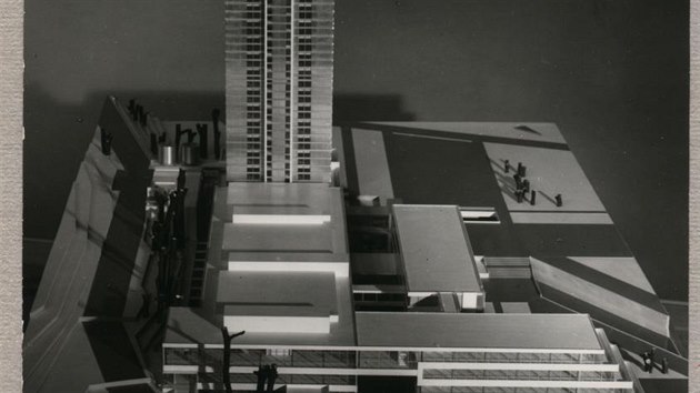 Model libereckho mrakodrapu ped jeho vztyenm.