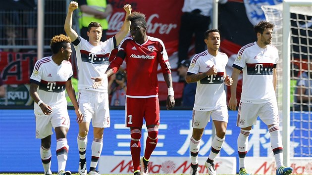 Glov oslava fotbalist Bayernu Mnichov v duelu s Ingolstadtem