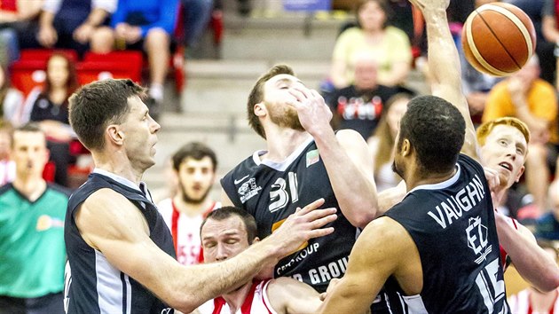 Momentka z basketbalovho semifinle mezi Pardubicemi (bloerven) a Nymburkem