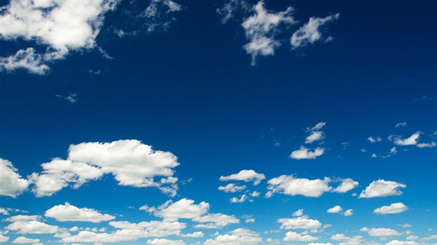 Cumulus Humilis. Cumulus malho vertiklnho rozsahu, kupy jsou zplotl. Oznauje se jako oblak hezkho poas  pi jeho vskytu se pehnk ani bouek obvat nemuste.