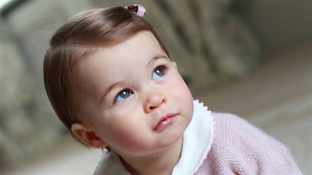 Princezna Charlotte na snmcch, kter nafotila jej maminka Kate u pleitosti prvnch narozenin mal princezny.