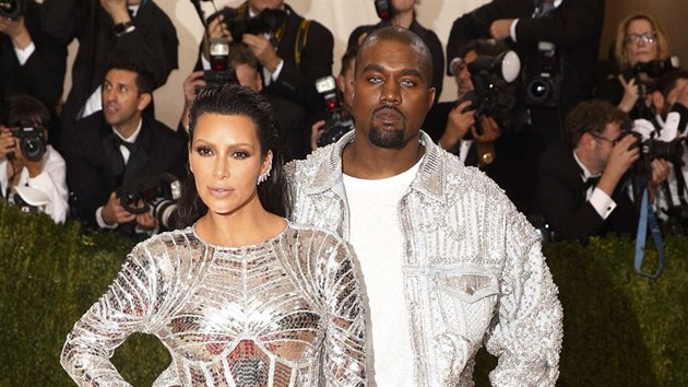 Kim Kardashianov a Kanye West na Met Gala (New York, 2. kvtna 2016)