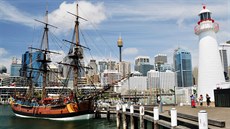 Replika lodi kapitána Cooka Endeavour v Sydney. (7. května 2010) Replika lodi kapitána Cooka Endeavour v Sydney. (7. května 2010)