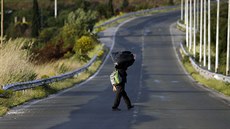 Cestou na hraniní pechod Idomeni mezi eckem a Makedonií. (5. kvtna 2016)