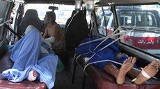 Ranění v péči zdravotníků po srážce cisterny a autobusů v Afghánistánu. (8.... Ranění v péči zdravotníků po srážce cisterny a autobusů v Afghánistánu. (8....